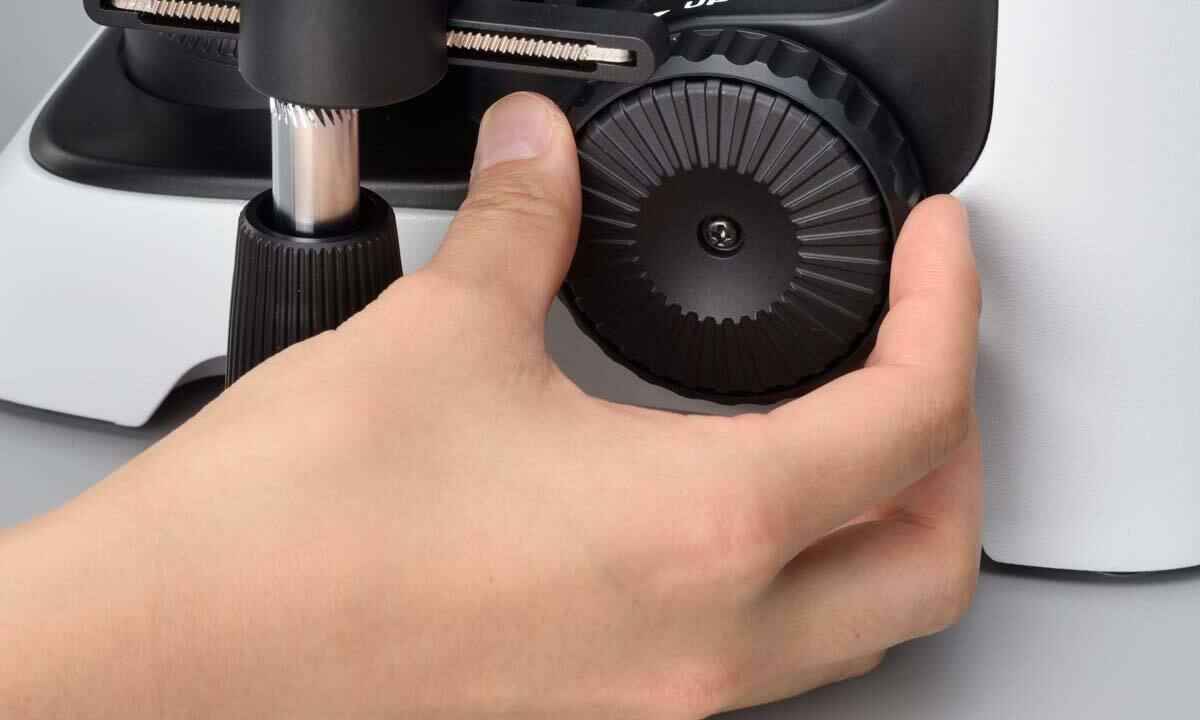 Demonstration of coarse/fine focus and stage movement being operated with one hand on the ECLIPSE Si