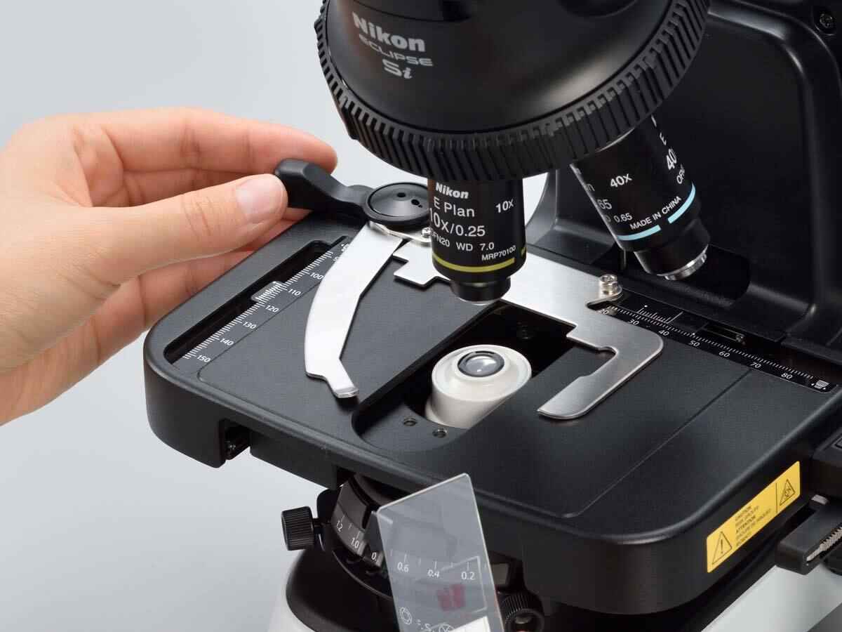 Close-up of the easy-to-operate specimen holder lever on the ECLIPSE Si low-height stage